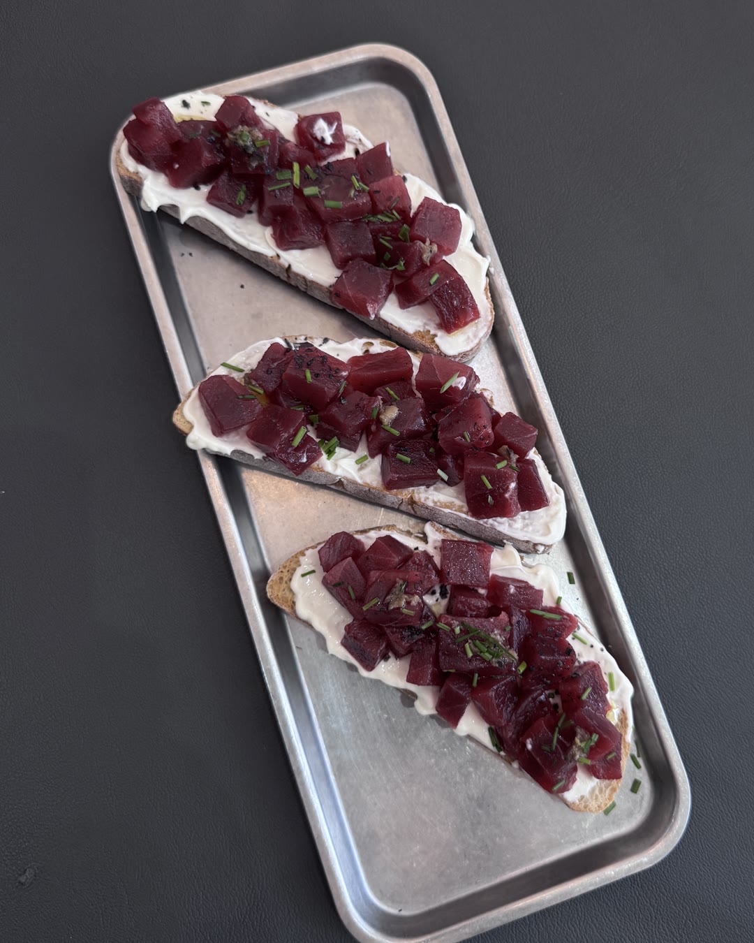 Tosta de atún rojo de almadraba con mayonesa de sésamo y soja y trufa, en Con Acento Parrilla, Córdoba