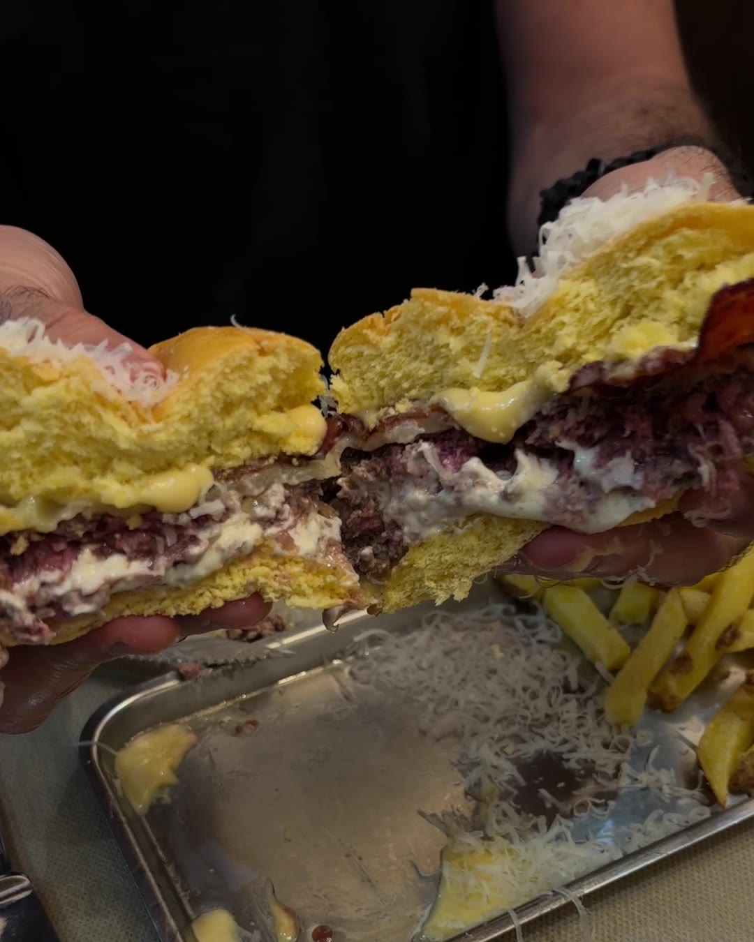 Hamburguesa Carbonara de Con Acento Parrilla abierta por la mitad, con la carne, el queso y la crema a la vista