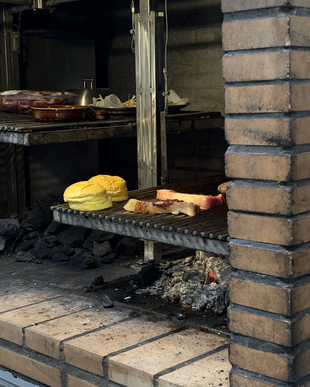 Panes brioche y chuletones en la parrilla de Con Acento Parrilla, en Córdoba