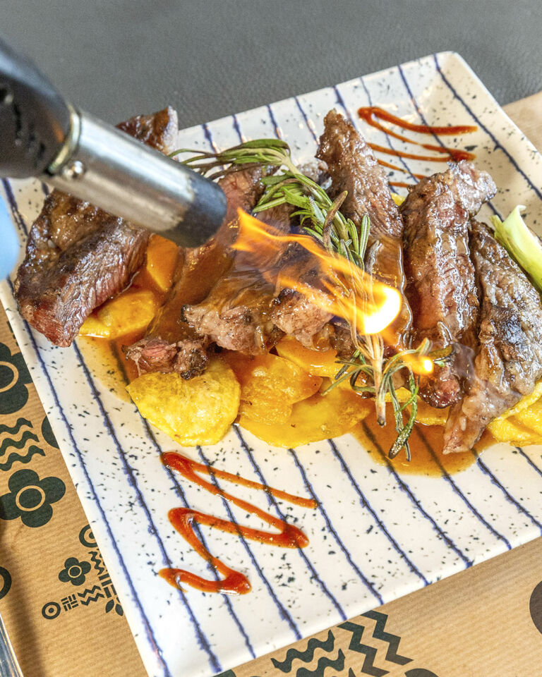 Carne a la brasa con romero en Con Acento Parrilla