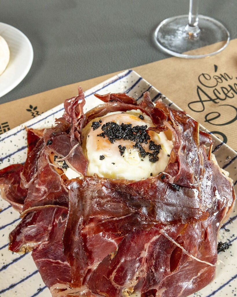 Cecina con huevo, entrante del asador Con Acento en Córdoba