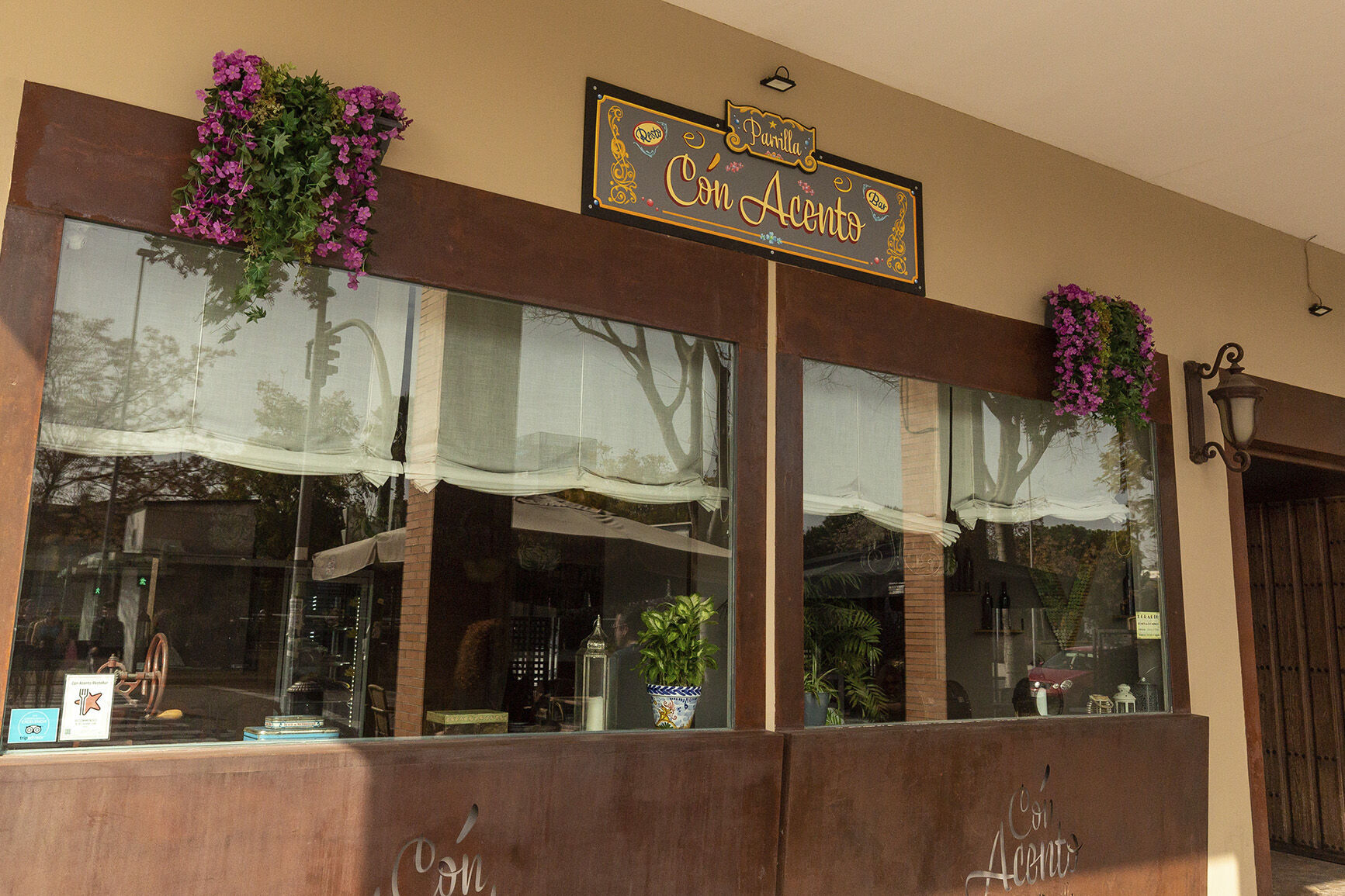 Fachada del restaurante Con Acento en el Vial Norte de Córdoba