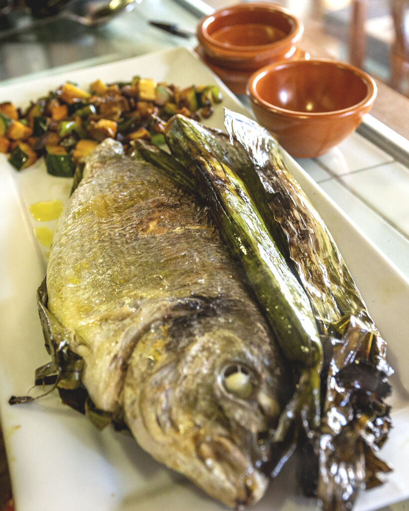 Dorada en papillón, pescado del restaurante Con Acento Córdoba