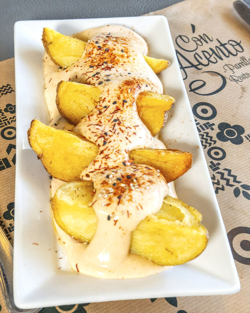 Patatas bravas caseras de Con Acento Parrilla Córdoba