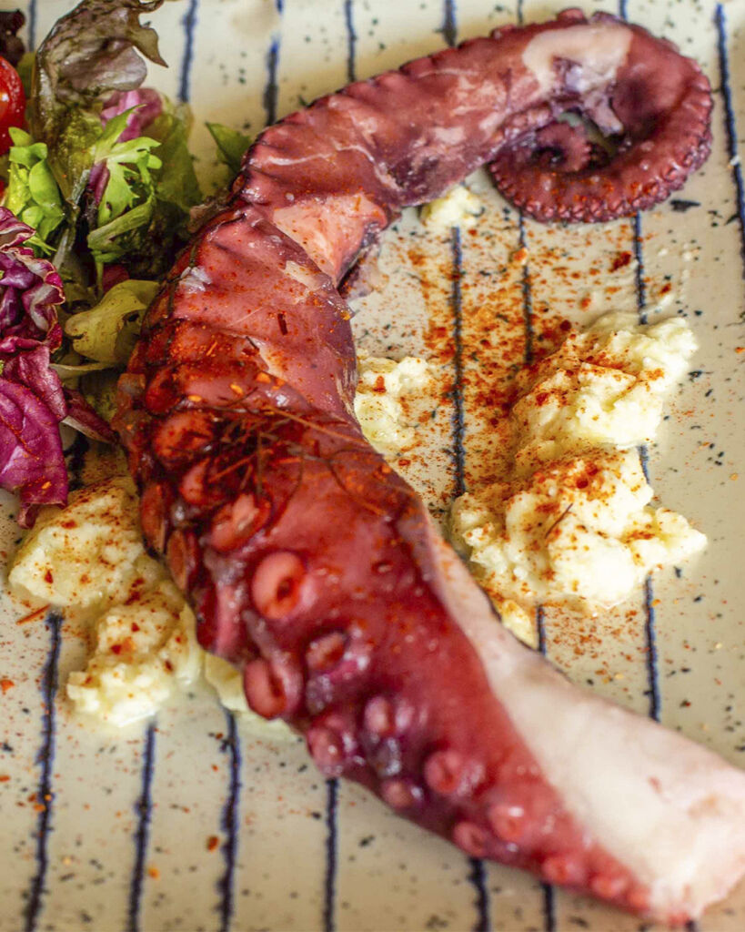 Pulpo a la brasa en Con Acento Parrilla Córdoba